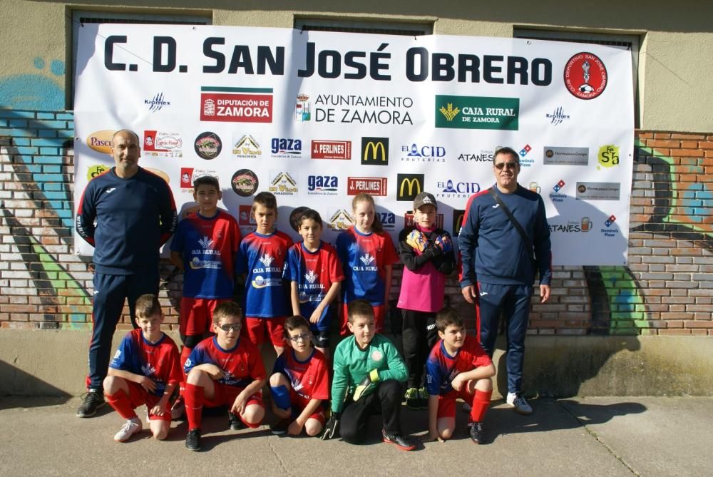 Los jugadores recogen sus medallas y trofeos.