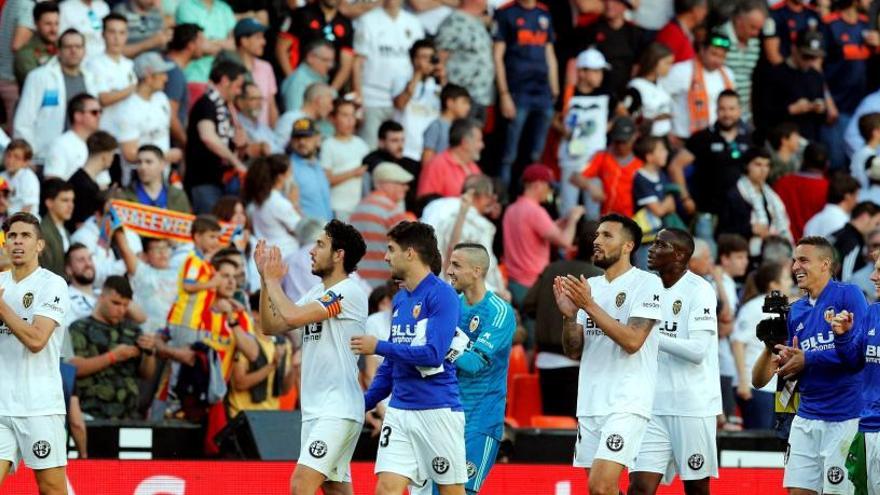 Los jugadores del Valencia, despidiéndose de Mestalla en el últio encuentro liguero.