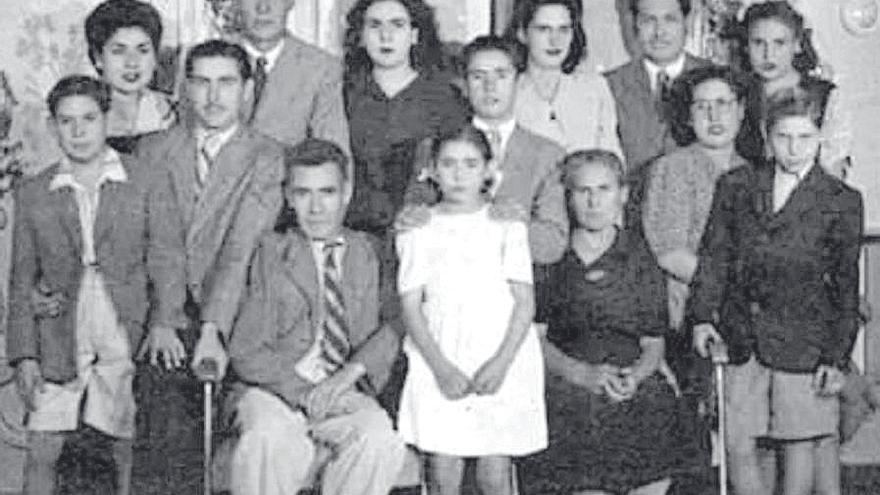 El matrimonio Moral Valle con todos sus hijos y algunos parientes, posando para una foto de familia.