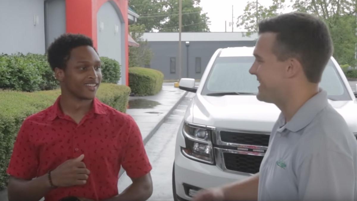 Walter Carr junto a su CEO, Luke Marklin, en el momento en el que le regalan un coche.