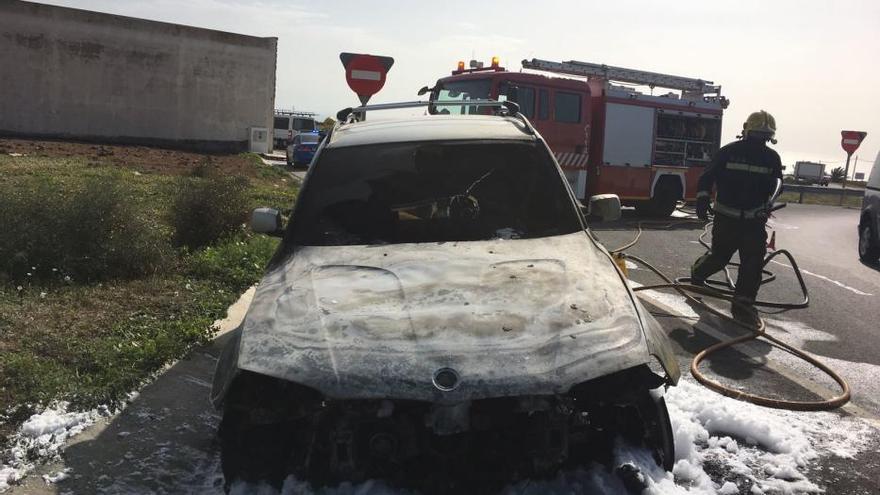 Arde un coche en San Bartolomé (Lanzarote)