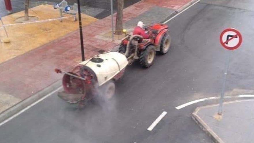 Agricultores de Aspe ayudan a desinfectar la ciudad con sus tractores.