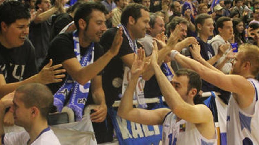 La afición celebra con los jugadores el triunfo en el último play off por el ascenso