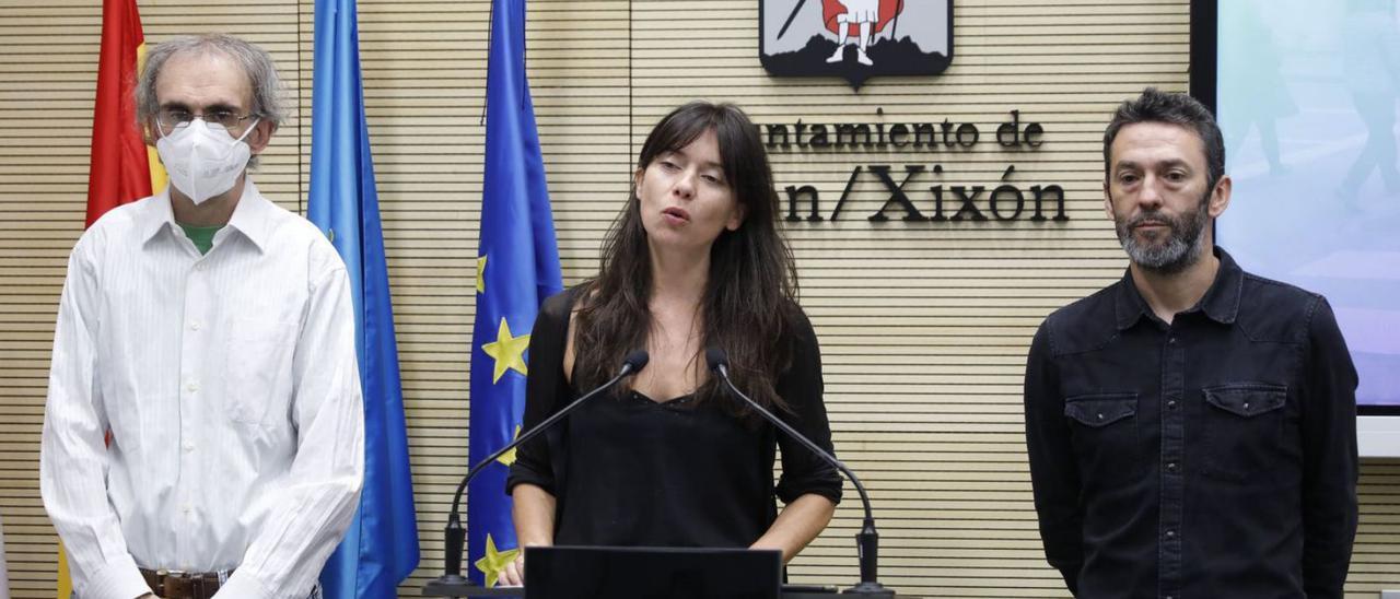 Por la izquierda, Rufino Fernández (Equo), Laura Tuero y Juan Chaves, ayer, en el Ayuntamiento.