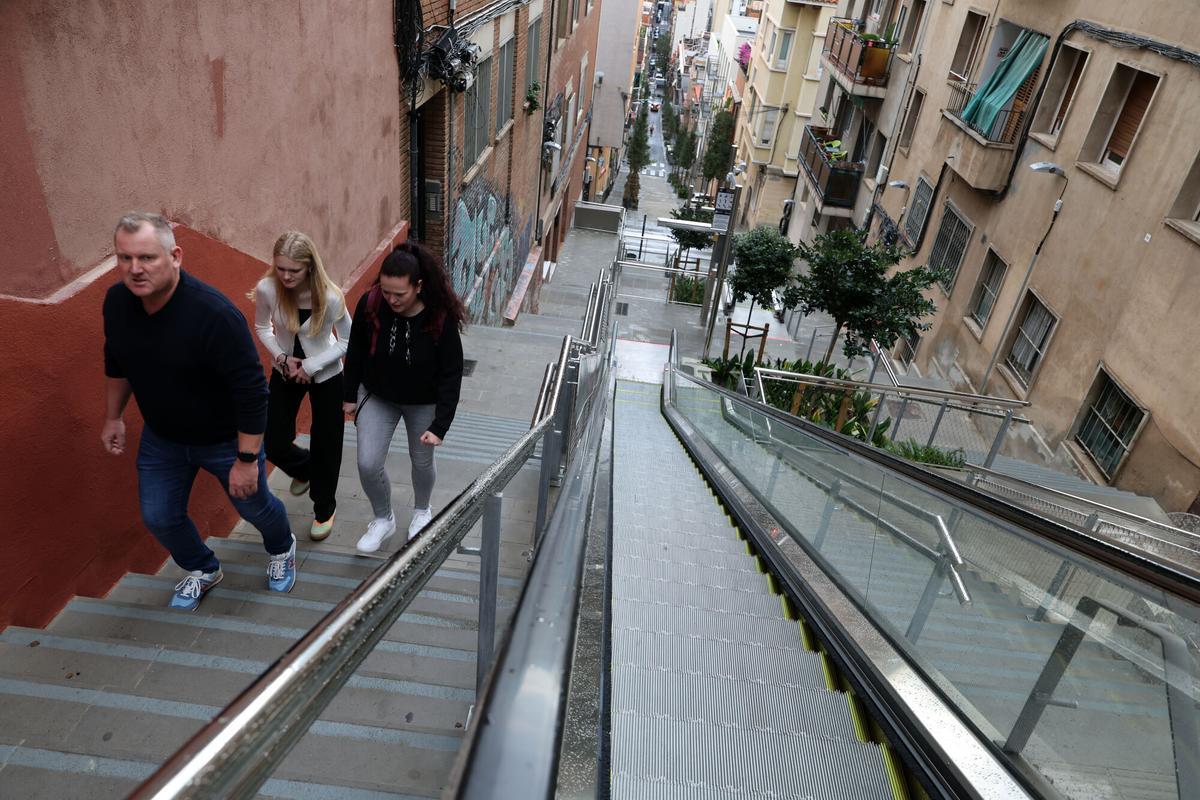 Barcelona 06/11/2025 Barcelona Ecaleras mecánicas de la Bajada de la Gloria o 'Baixada de la Glòria', reparadas recientemente despues de un año que se estrenaron, se estropean a menudo y los vecinos no están contentos con el funcionamiento. Hoy no funcionavan los tramos medios, donde hay mayor inclinación. FOTO DE RICARD CUGAT