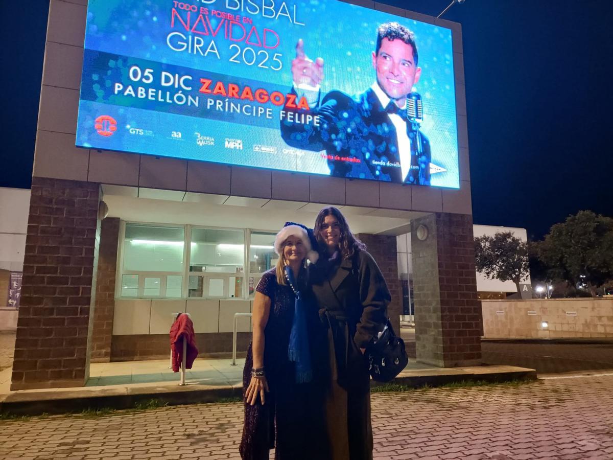 Rosa María y Marina, madre e hija, a las puertas del Príncipe Felipe antes del concierto de David Bisbal.