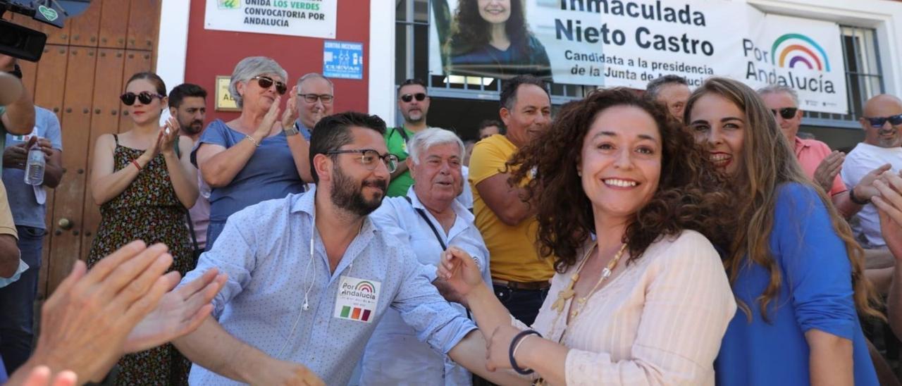 El calor de los afines, la inmensidad de Andalucía y el afán de visitar las sedes. Inmaculada Nieto es cabeza de lista por Málaga. La veremos en esta provincia sin duda pero hay que recorrer la inmensidad de Andalucía y acercarse a las sedes, que son los feudos y las querencias. Sede comunista y de IU en este caso. Las sedes de Equo y Más País y de otras formaciones de la coalición no son tantas o no son o no tienen. Se está dando a conocer también entre su propia militancia.