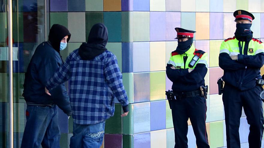 Un dels detinguts per la &#039;rave&#039; de Llinars del Vallès sortint dels jutjats de Granollers després de declarar i quedar en llibertat.