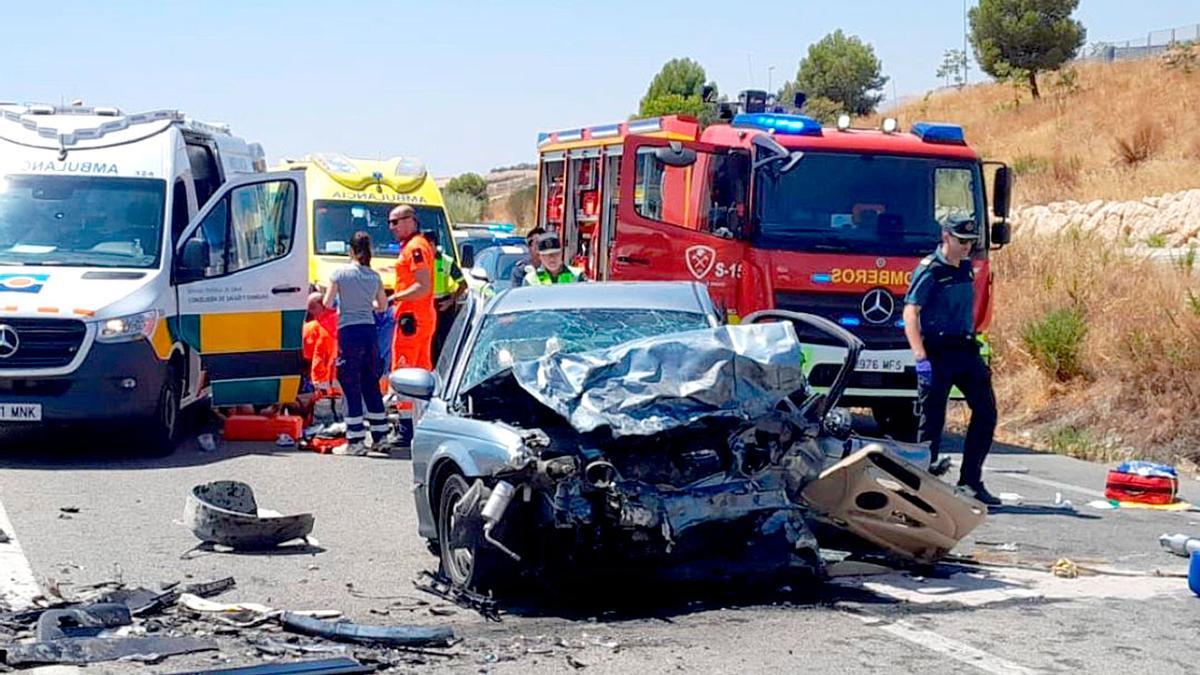 Efectivos de emergencias en la zona del accidente.