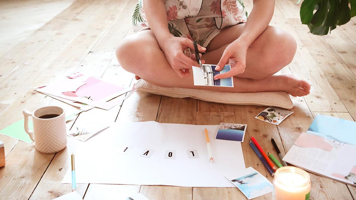Una joven elabora un collage con letras y fotos