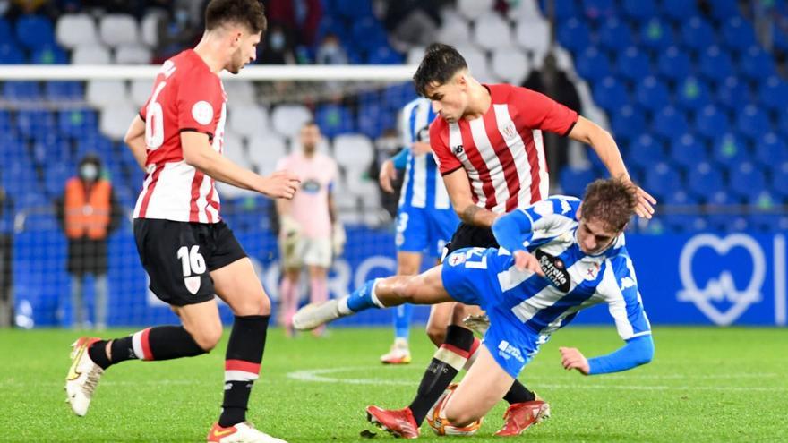 Noel cae derribado el domingo en el partido contra el Bilbao Athletic. | // CARLOS PARDELLAS