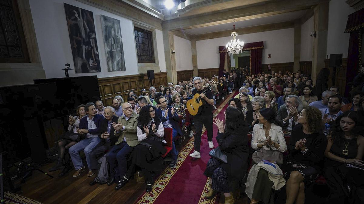 Pedro Guerra a su llegada al Paraninfo de la Universidad de Oviedo.