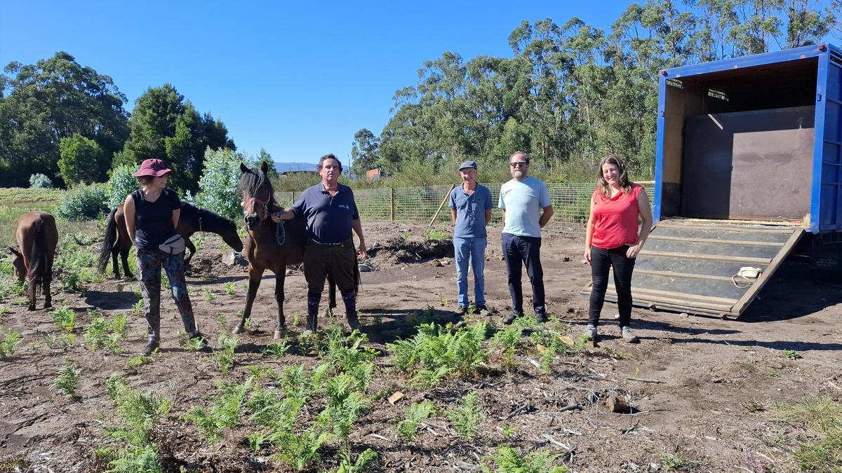 Xacobo Pérez, izquierda, y representantes de la Plataforma pola Defensa do Monte y de la comunidad de montes de Leiro, junto a los tres caballos.