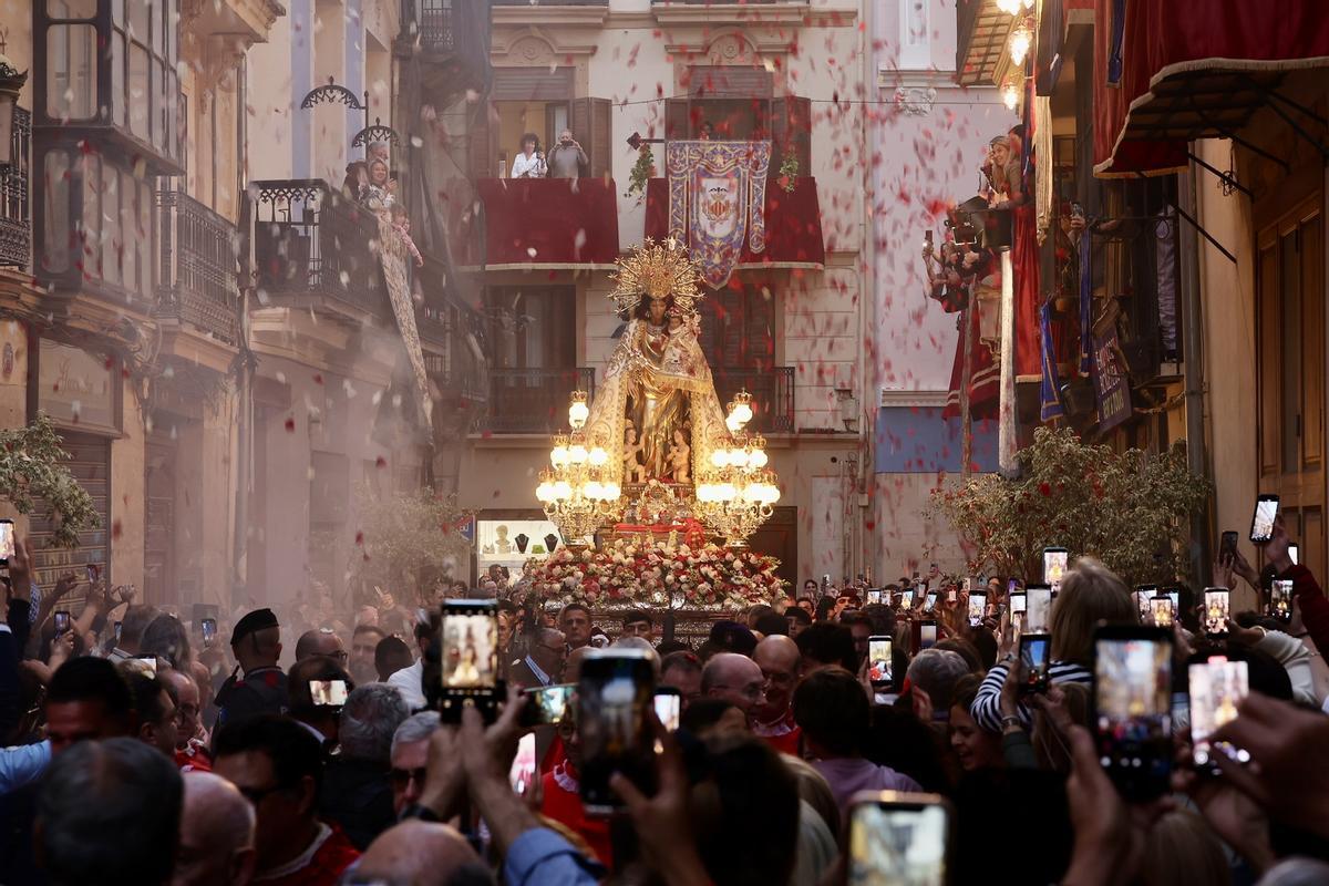 Carmen, Marta y la corte en la procesión de la Virgen de los Desamparados