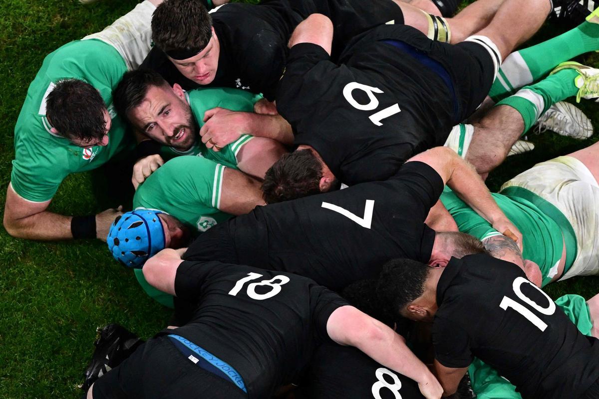 Un ruck en el Nueva Zelanda-Irlanda del Mudnial de rugby