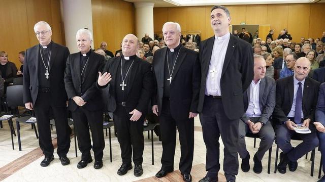 Por la izquierda, el obispo de Lugo, Alfonso Carrasco; el obispo de Tui-Vigo, Luis Quinteiro Fiuza;  el arzobispo de Santiago, Francisco José Prieto; el obispo de Ourense, Leonardo Lemos Montanet; y el obispo de Mondoñedo-Ferrol, Fernando García Cadiñanos. |  // ANTONIO HERNÁNDEZ