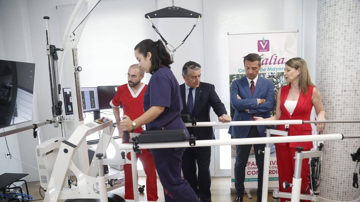Antonio Sanz y José María Bellido, este martes durante una visita a la residencia Vitalia San Rafael.