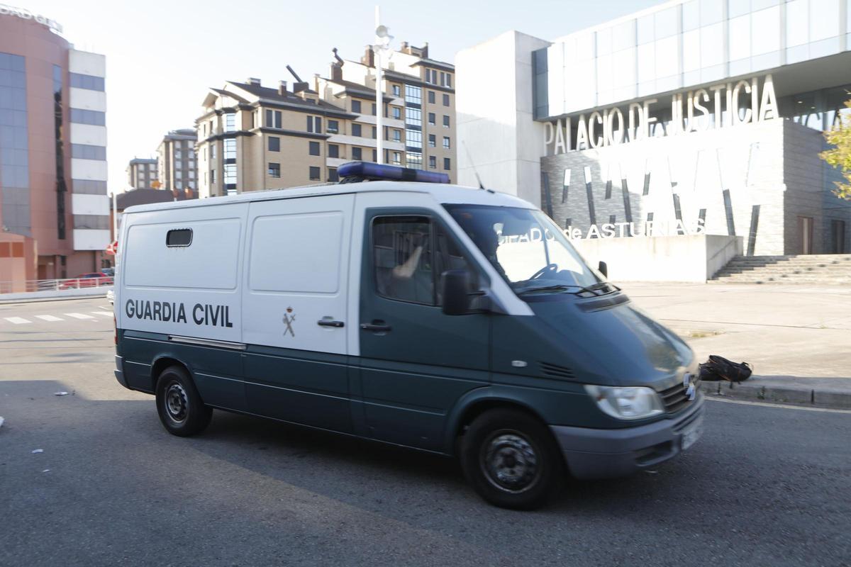 Un furgón de la Guardia Civil frente al Palacio de Justicia de Gijón.
