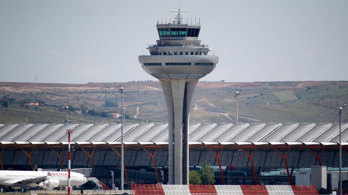 Torre de control de la terminal 3 del Aeropuerto de Madrid-Barajas Adolfo Suárez, en 2020.