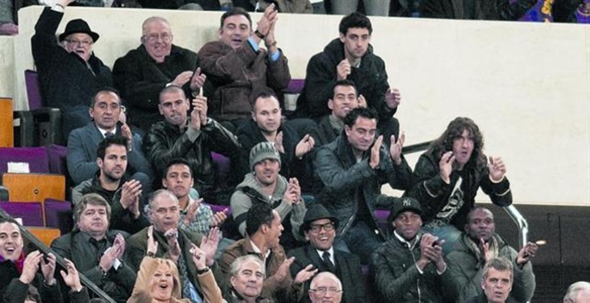 ESPECTADORS DE LUXE D’esquerra a dreta, Valdés, Iniesta, Busquets, Cesc. Alexis, Villa, Xavi, Puyol, Adriano, Alves, Keita i Abidal, ahir a la nit a l’estadi. ESPECTADORS DE LUXE D’esquerra a dreta, Valdés, Iniesta, Busquets, Cesc. Alexis, Villa, Xavi, Puyol, Adriano, Alves, Keita i Abidal, ahir a la nit a l’estadi.