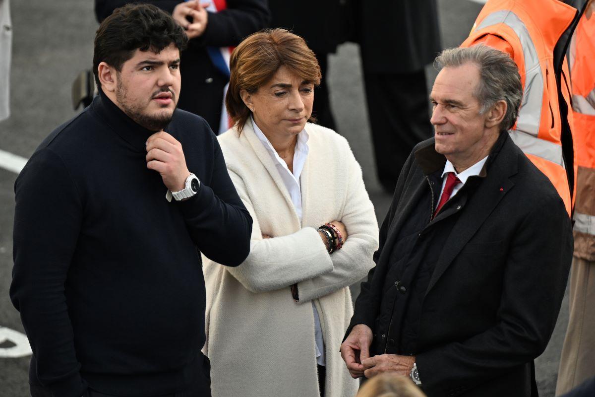 Amine Kessaci, esquerra, en un acte amb polítics a Marsella.