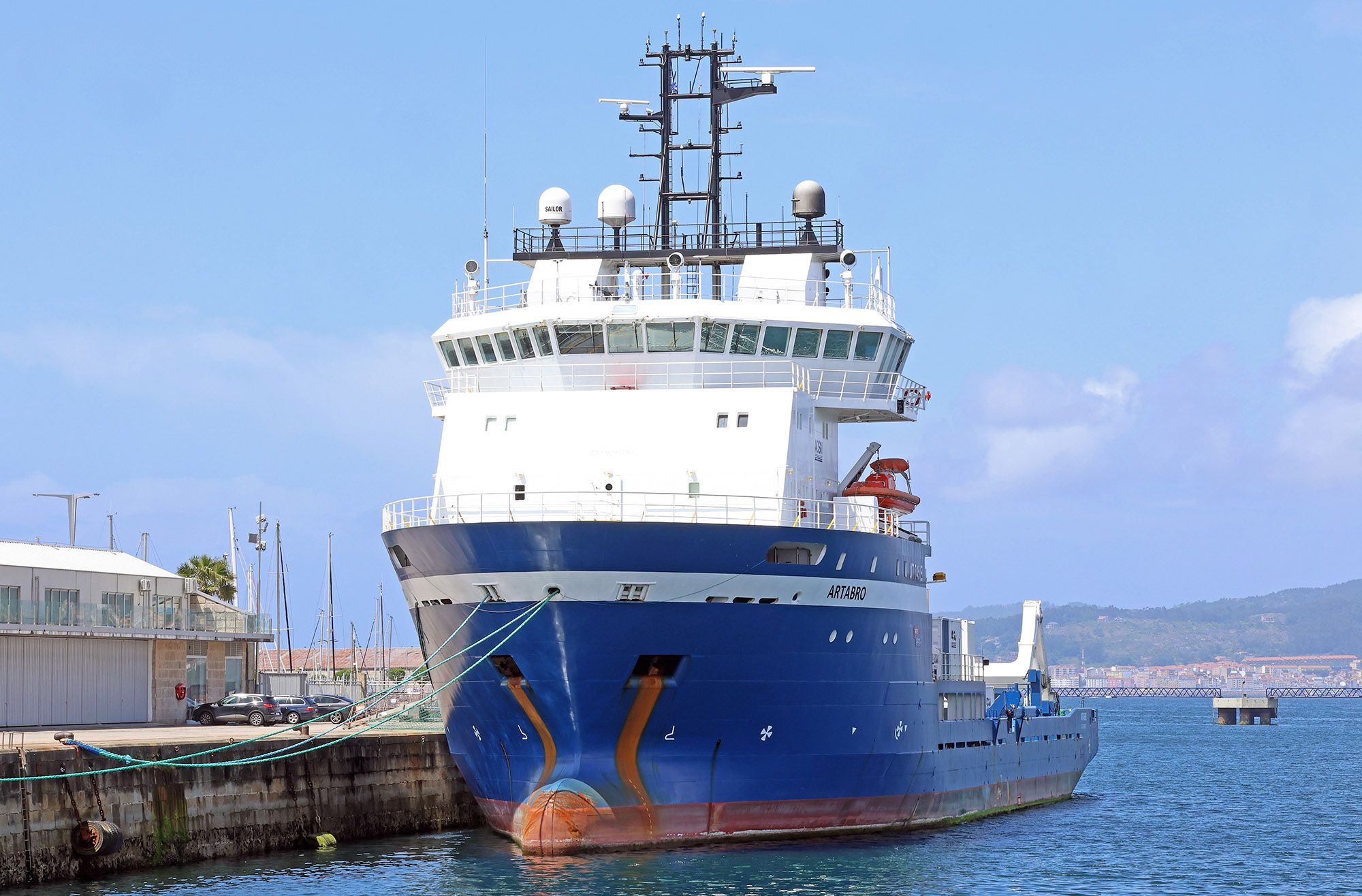 Tripulación en la cubierta del “Ártabro” con los robots “Triton”, con los que buscarán los restos del barco