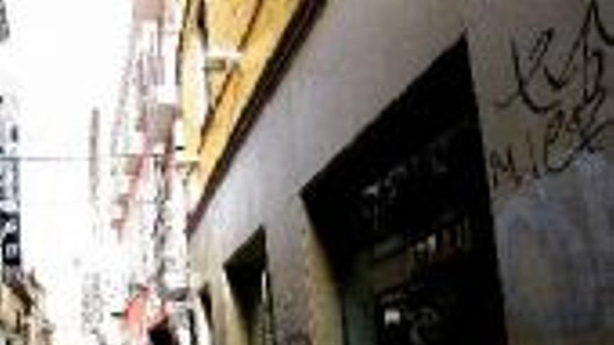 Pintan con ácido medio centenar de tiendas del centro en una sola noche