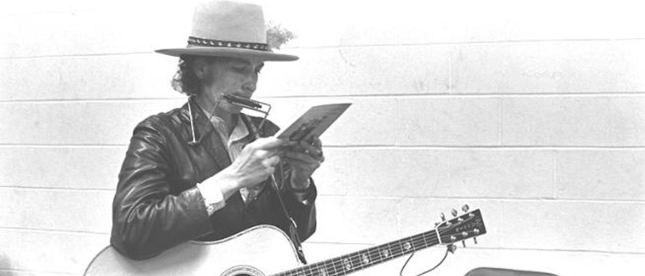 Bob Dylan leyendo un libro en la época del &#039;Rolling Thunder Revue&#039;.