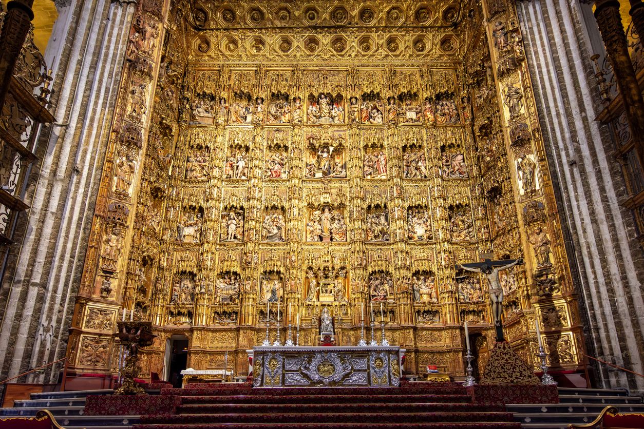 El retablo mayor preside el presbiterio de la Capilla Mayor