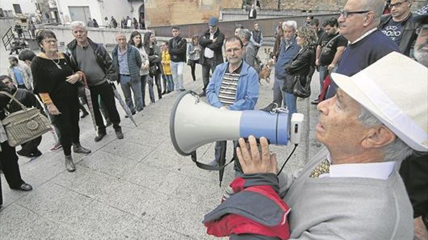 Un centenar de vecinos reclama que se elimine la nueva zona azul de Cáceres