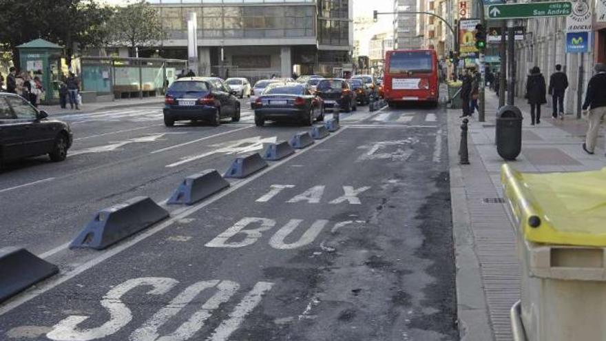 Un autobús urbano circula por el carril bus a la altura en la plaza de Pontevedra. / eduardo vicente