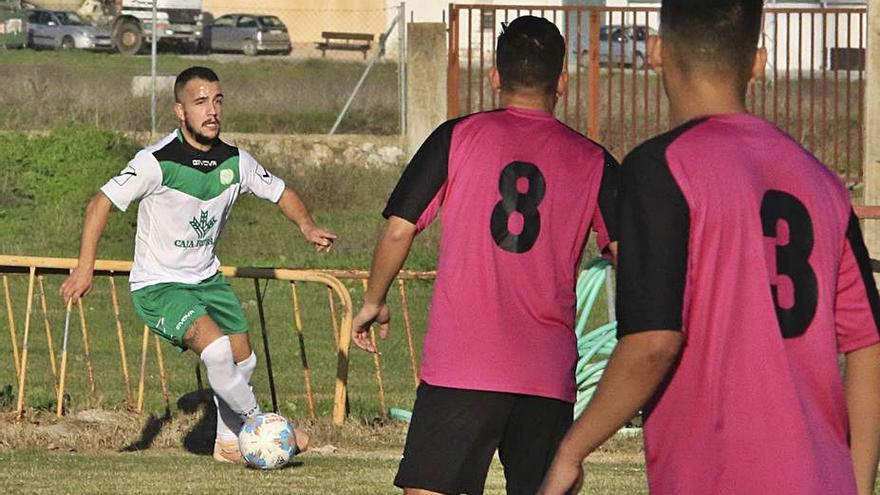 Un jugador del Coreses encara a dos defensores del equipo rival.