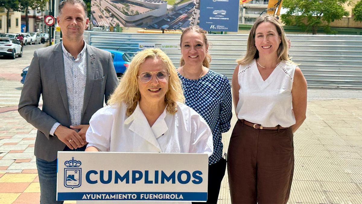 La alcaldesa de Fuengirola, Ana Mula, y representantes del Ayuntamiento, durante el comienzo de las obras.