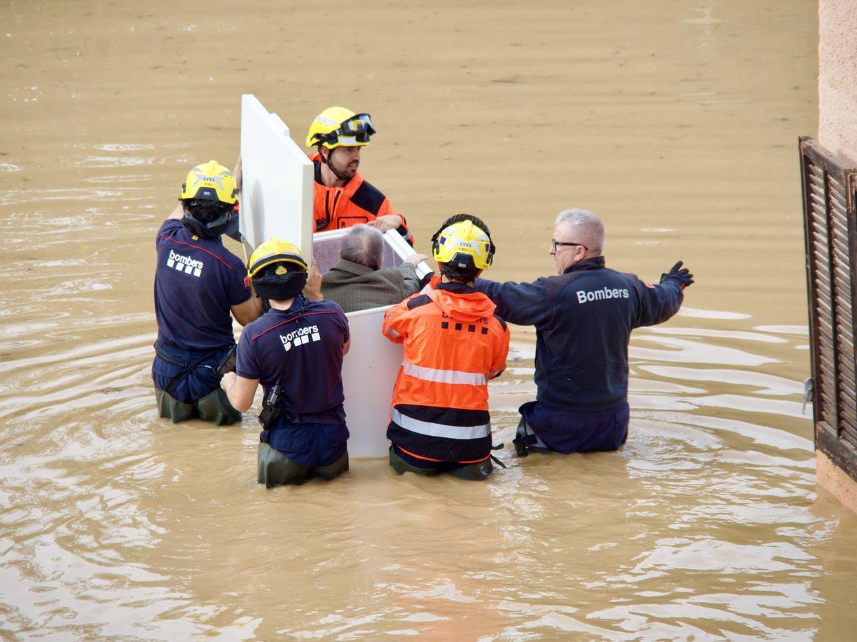 Los bomberos rescatan a un matrimonio de edad avanzada aislados por el agua en el Cami del Mig al lado de la C-12.
