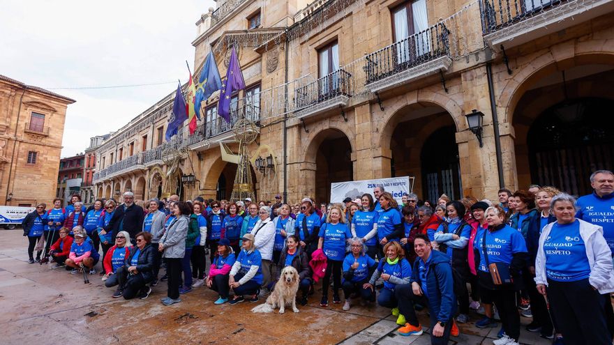 Más de doscientas personas marchan en Oviedo para poner &quot;fin a la violencia contra la mujer&quot;