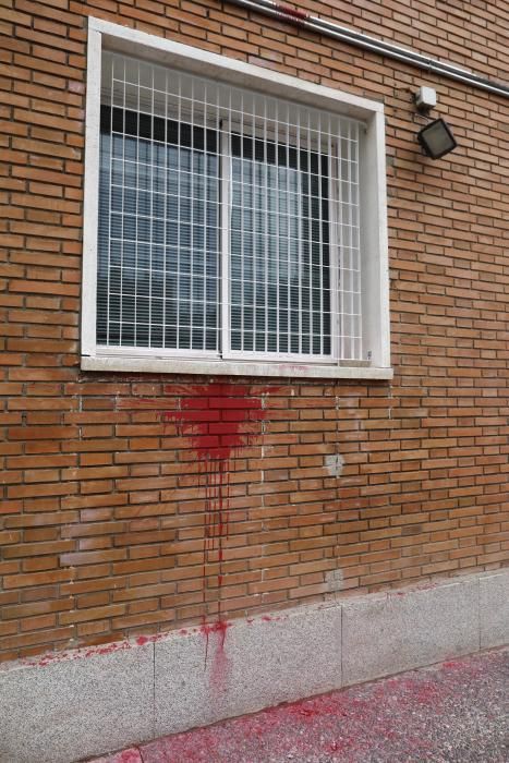 Llancen una bengala i pintura contra la comissaria de la policia nacional de Girona