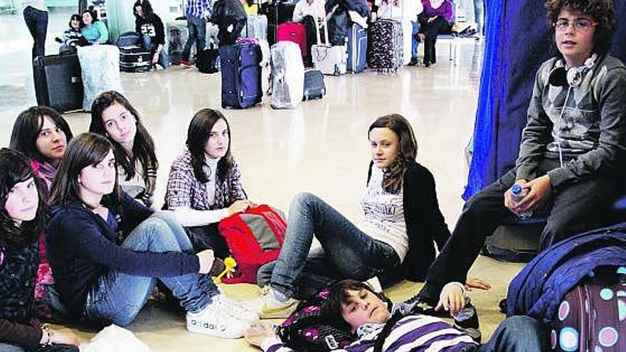 Varios estudiantes de Tineo, ayer, en el aeropuerto de Asturias.