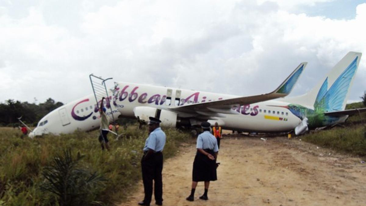 Personal de rescate trabajando en el avión siniestrado, en Guyana.