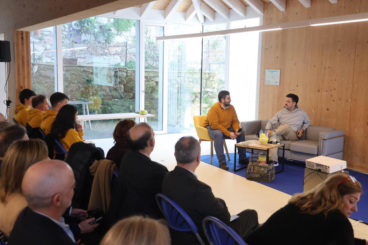 Alexandre Bastos y Antón Vázques, durante la presentación de As Nasas.