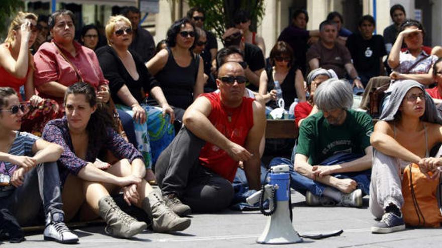 Varios de los asistentes a la asamblea que la organización de la protesta de la Montañeta convocó ayer a las 14.30 horas .