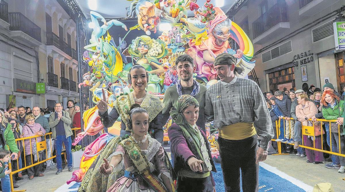 Las falleras mayor e infantil de Convento posan con el presidente, Francisco Segura, y el artista, Iván Tortajada, junto al monumento ganador que «enseña a enseñar».