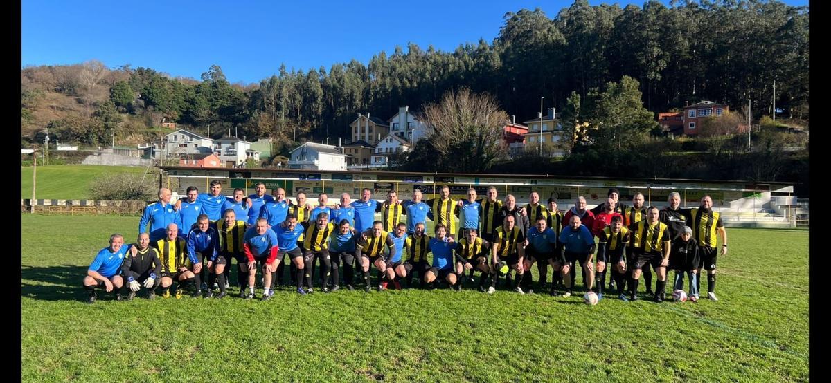 Los participantes en el partido amistoso.