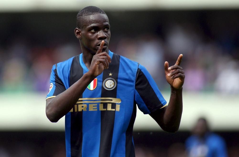 18.- Mario Balotelli – 381 partidos – 12 expulsiones