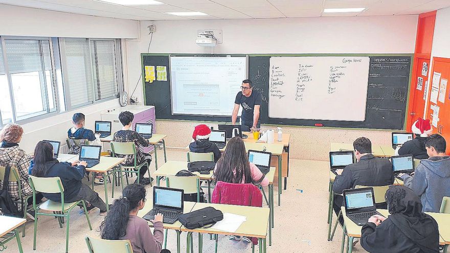 Catorce centros causan baja del libro digital en el primer curso sin adhesiones