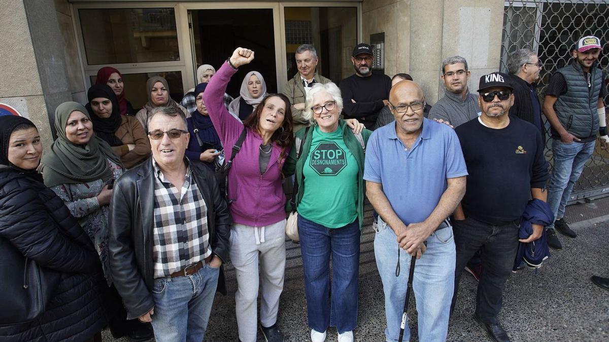 Un grup de persones, concentrades ahir per a donar suport a la família. | MARC MARTÍ Un grup de persones, concentrades ahir per a donar suport a la família. | MARC MARTÍ