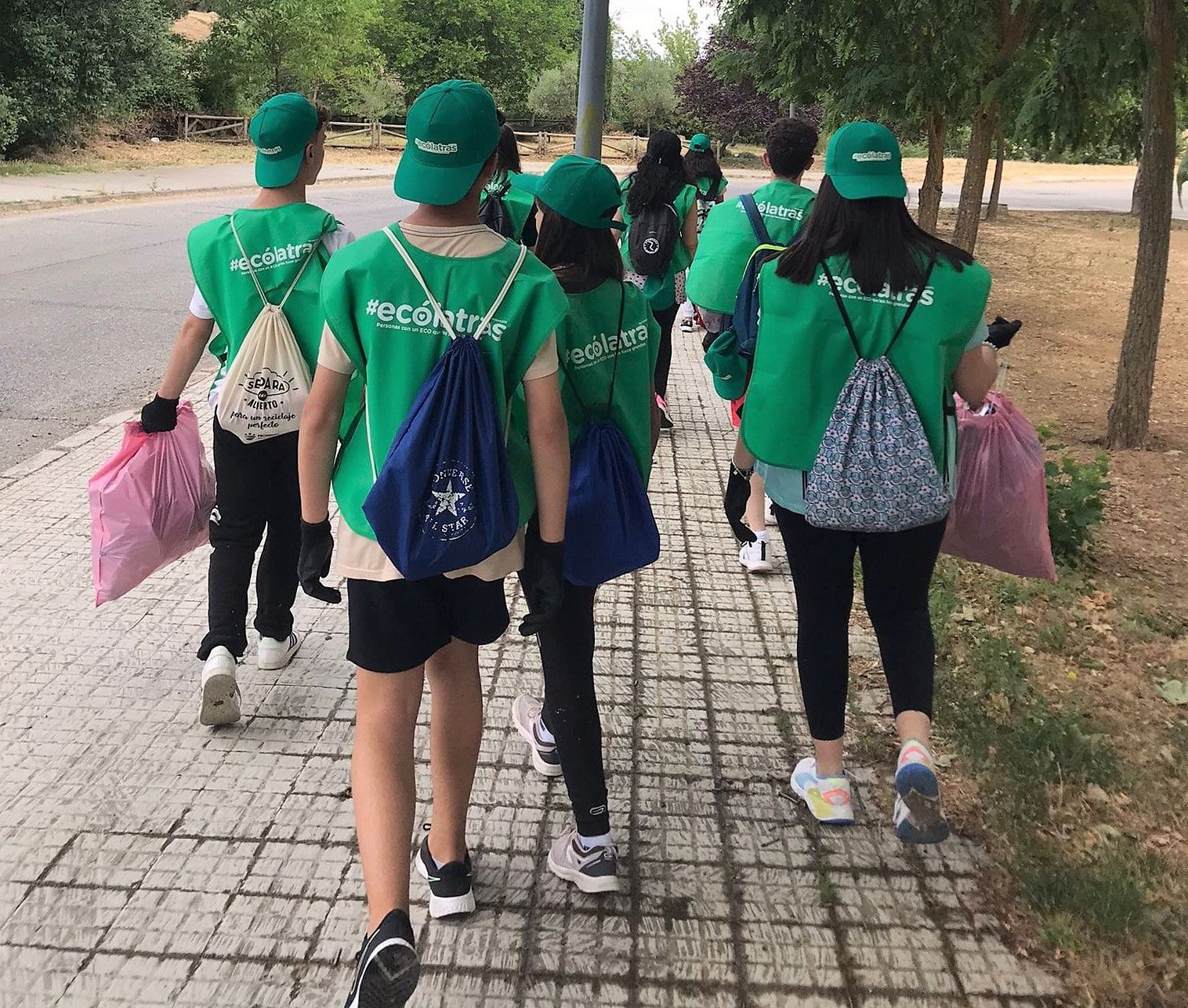 Alumnado del Juan Calero recorriendo algunos de los senderos que limpiaron de basura