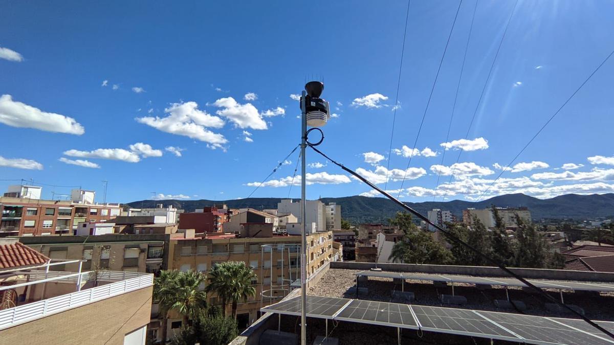 La instalación meteorológica instalada en el edificio Ca Don José de Canals.