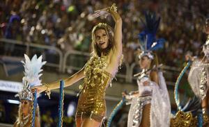 La top model brasilera Gisele Bundchen balla en la carrossa de l’escola de samba Vila Isabel, al Carnaval de Rio de Janeiro.