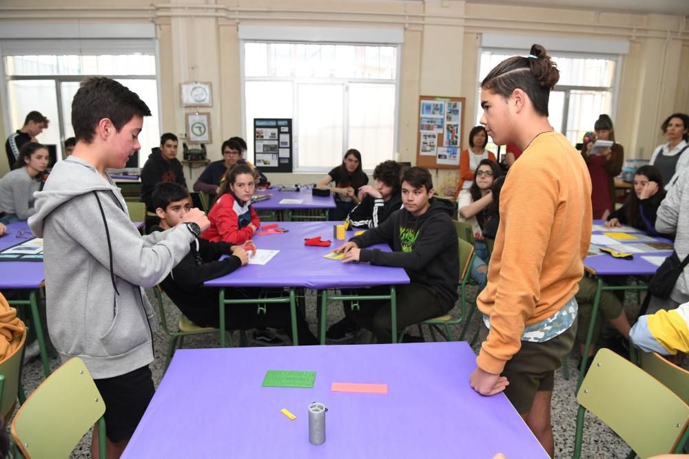 Especialistas visitan el taller de tecnología de los alumnos del instituto Zalaeta