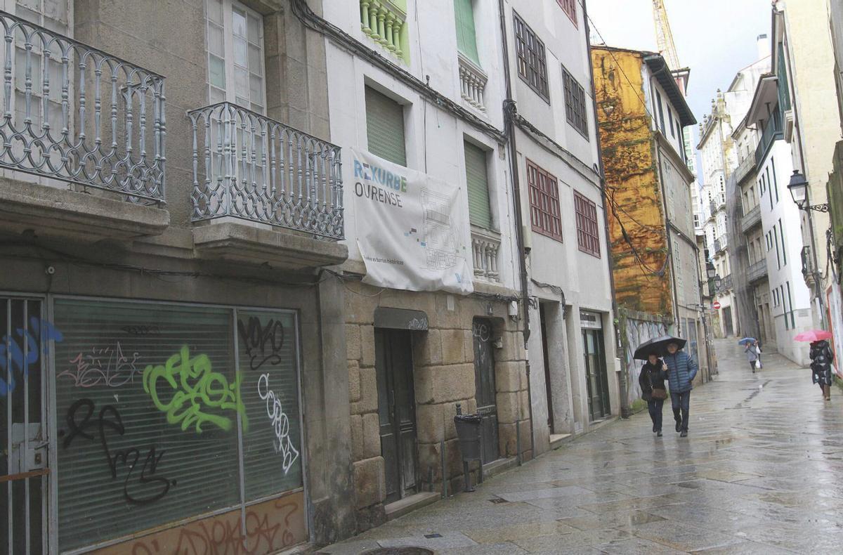 La calle Colón, una de  las que ha registrado más cierres de negocios en los últimos años  | IÑAKI OSORIO